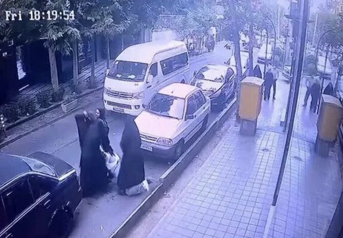 Tahran’da 14 Yaşındaki Kız Çocuklarına Başörtüsü Takmadıkları İçin Polis Saldırdı