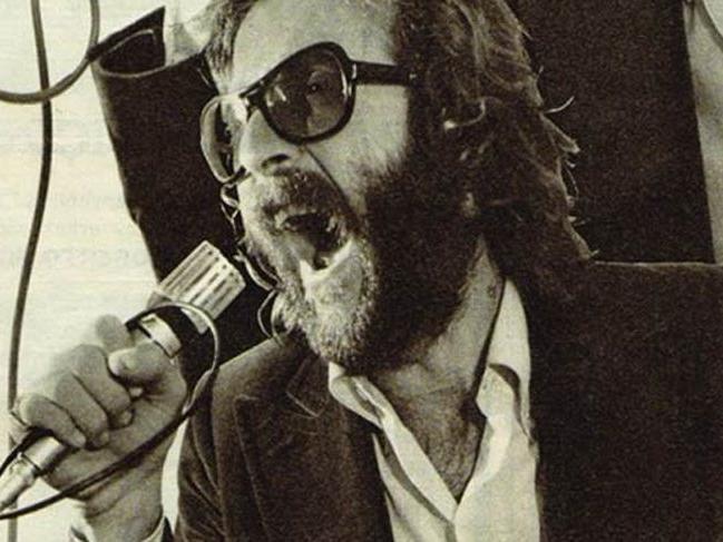 Cem Karaca: Türk Müziğinde Vatanseverlik ve Muhalifliğin İkonik Buluşması