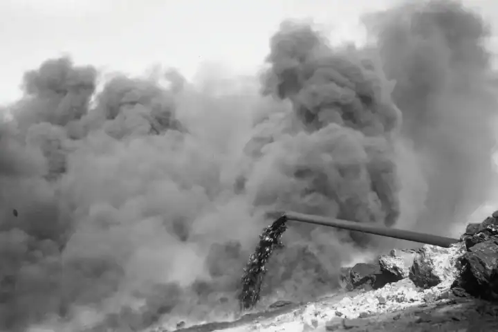 1932 yılında yanan bir Irak Petrol Şirketi petrol kuyusu.